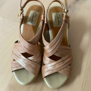 Like new Clark’s Sandals size 6m
